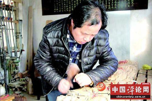 耿守安祖孙三代人传承书画木雕技艺已近百年。 齐鲁晚报记者 宋祖锋 摄