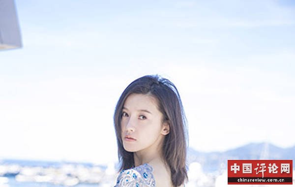 凤凰网娱乐讯 近日，出演了2017戛纳“一种关注”入围片《路过未来》的演员杨子姗，接受凤凰网娱乐专访，并穿清新礼服在戛纳拍摄了一套写真，大秀美背。