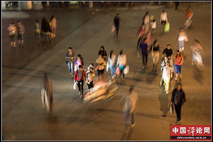 减少“中国式过马路” 让道路对行人更友好