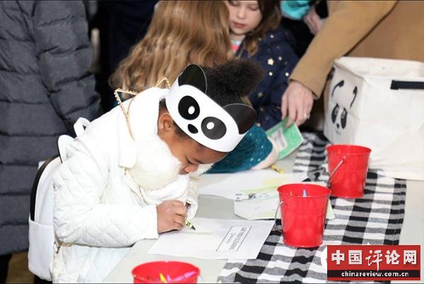前来参加活动的美国小朋友现场涂鸦。摄影:高石