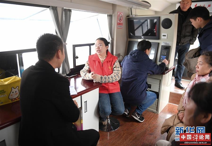 (新华全媒头条·总书记推动的改革身边事·行政体制改革篇·图文互动)(3)特写:追问“一件事”