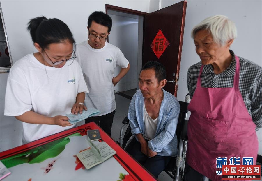 (新华全媒头条·总书记推动的改革身边事·行政体制改革篇·图文互动)(2)特写:追问“一件事”