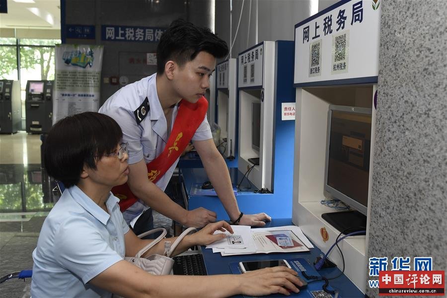 (新华全媒头条·总书记推动的改革身边事·行政体制改革篇·图文互动)(9)特写:追问“一件事”