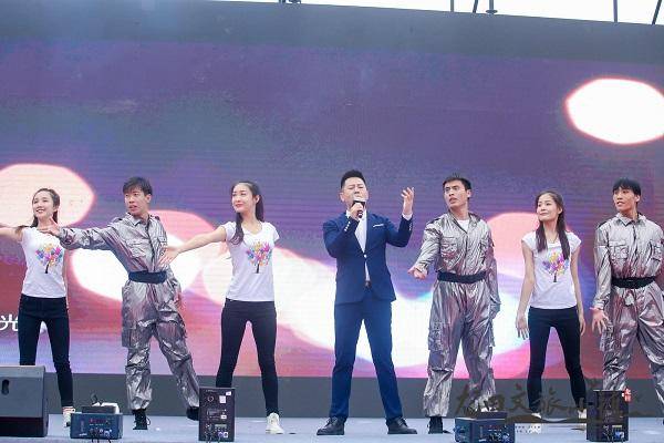 《光明的翅膀》《平凡》双专辑新闻发布会暨公益演唱会成功举办